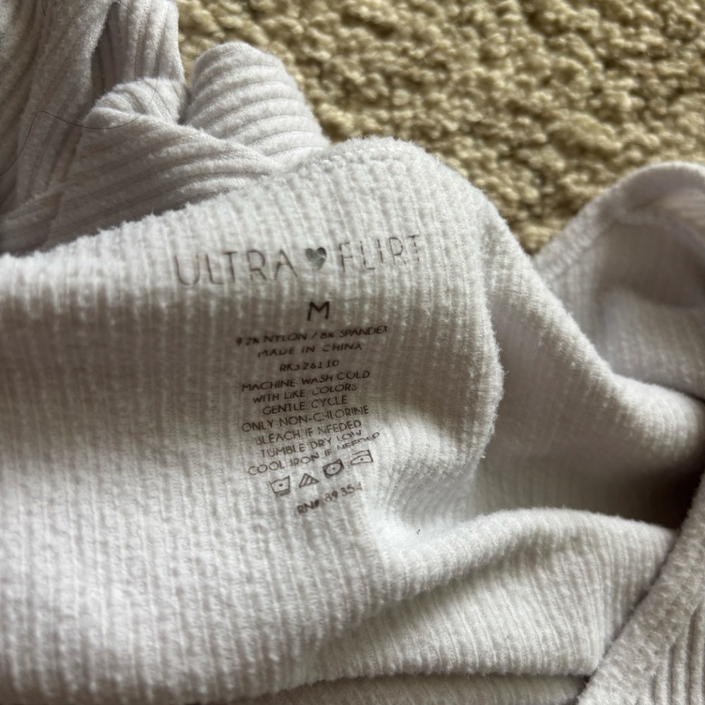 Bundle of 3 neutral long sleeve ribbed crop tops—perfect everyday basics! - Picture 4 of 5